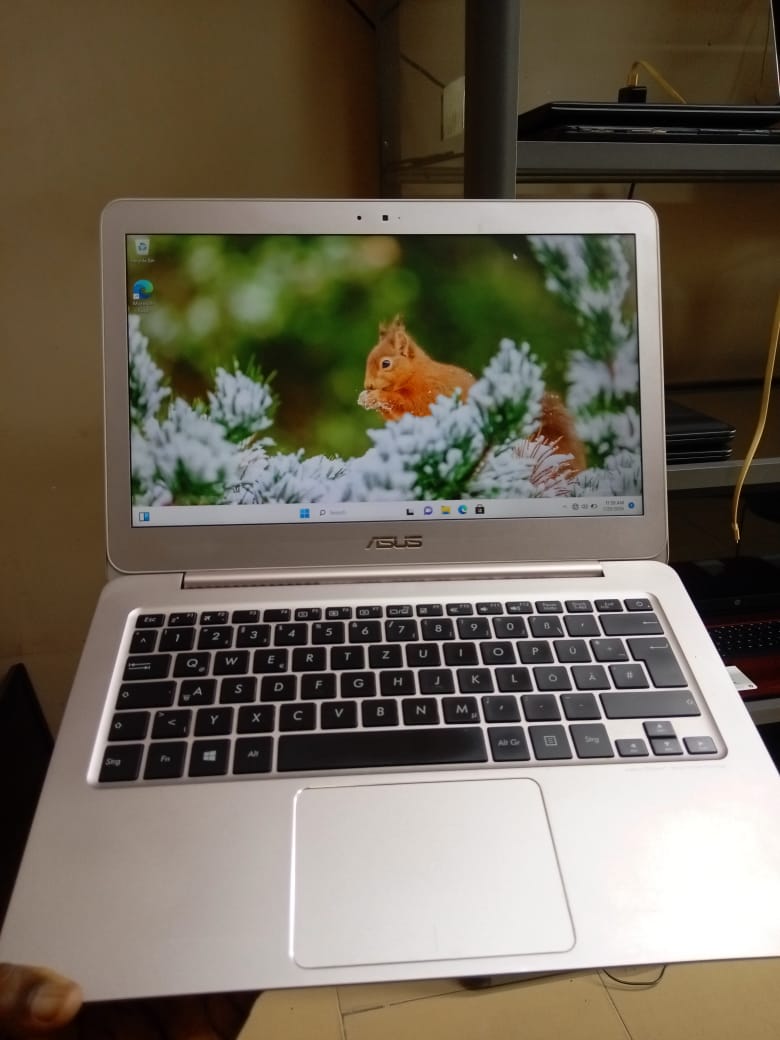 Asus UX305LA i7 5th Gen